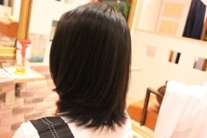 毛先がクルンとしちゃう細い髪のクセ毛ちゃんにも自然な内巻き縮毛矯正