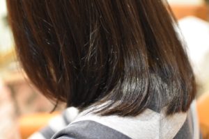 短くしたいけど肩に当たってはねるのはイヤ‼︎そんな時は鎖骨レングスの内巻き矯正