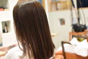 矯正毛を濁らせないでインナーカラーとサラツヤトリートメント