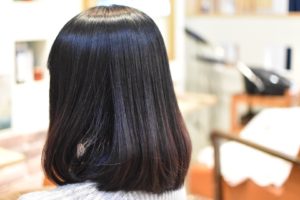 多毛でくせ毛で広がるなら,たくさん梳くより矯正した方が落ち着きますよ!