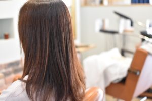 縮毛矯正は髪の毛の形状を変える技術です。