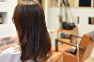 矯正して痛んでるけど,毛先にパーマをかけたいです。