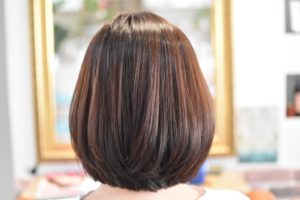 細〜いコテを使って癖を伸ばしながら自然な丸みの縮毛矯正